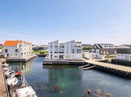 Flott Leilighet, 1 etasje med nydelig sj&oslash;utsikt, hotel que aceita pets em Karm&oslash;y