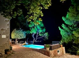 Holiday house Pantovčak, secluded stone house with heated pool and unique view