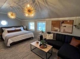 Lafayette's Downtown Oasis - Charming 1BR Townhouse near Festivals, hotel v destinaci Lafayette