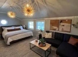 Lafayette's Downtown Oasis - Charming 1BR Townhouse near Festivals