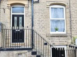 Cosy 3 Bed Home, Holywell Green
