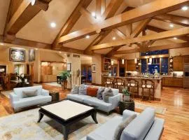 Luxe Artful Mountain Retreat with 4 King Suites, 8 Person Hot Tub and 3 Decks