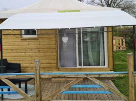 Chalet intime avec terrasse pour 2 personnes - API-1-52-420, hotel in Les Grandes-Ventes