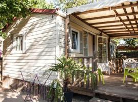 Mobil Home avec Terrasse pour 4 personnes à Ribes - API-1-52-447, Hotel in Ribes