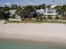 Villa Piedanlo, Pool and Beach Front GF & FF, complex din Triolet