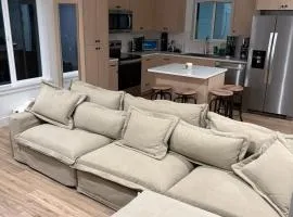 Cozy & Contemporary Stay