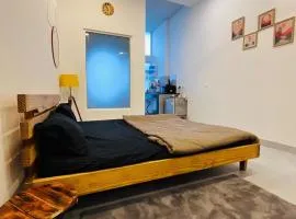 Cozy Studio by HoodSquare- NXone, 15 mins from Central Noida