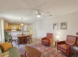 Relaxing Pace Bay House home, ξενοδοχείο σε Pace