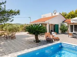 Charming holiday home-heated pool, nature escape