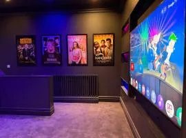 Party House, VIP Bar, Cinema, Sauna, Adults Room, Hot Tub!!