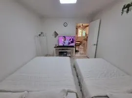 Mona Lisa A 2 rooms 3 beds 5 people 5 minutes on foot from Janghanpyeong Station Netflix YouTube Premium