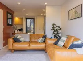 CBD 2 Bed 2 Bath Luxury Gem With Free Car Park