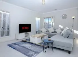 Homely Retreat-4 Minutes from Pacific Werribee Shopping Centre