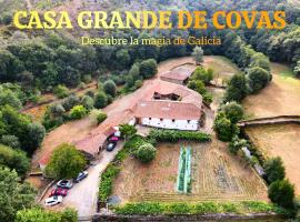 Casa Grande de Covas-Apartamentos Boutique en la Ribeira Sacra con finca privada de 80 ha, Hotel in Taboada
