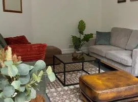 4-Bed Family House in Leeds with park view