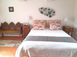 La Cachette village, hotel in Roussillon