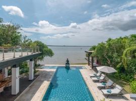 Villa By The Sea with private swimming pool in Benoa - Nusa Dua, хотел в Ujung