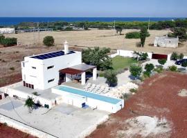Aeneas Villa Pool & Jacuzzi al mare Torre Guaceto, hotel in Specchiolla 