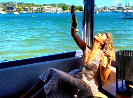 Liquid PARIDISE Noosaville houseboat "Experience More", hotel que aceita pets em Noosa Heads