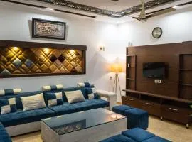 Cozy 2-Bed Lower Portion with Kitchen & Parking