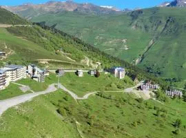 4 personnes au pied des piste et sentier de randonné