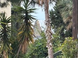 Terrace Garden Apartment, hotel in Acitrezza