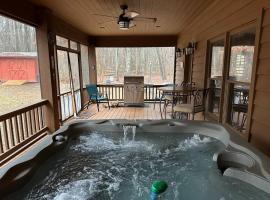 Secluded Cabin - Games, Fire Pit, Hot Tub, Pet OK, hotel din Mentone