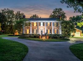 Slps 14,BourbonTrail,Golf Sim,SpeakEZ,Sauna,HotTub, hotel a Frankfort