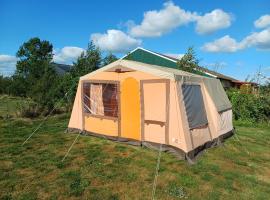Oranje retro tent, vlakbij Sneek, hotel a Terzool