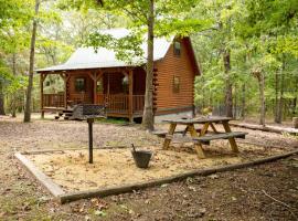 Cabin in the Woods | Trails, Fire Pit, BBQ, hotel u gradu 'Mentone'
