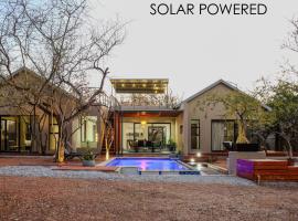 Amani Luxury Villa Marloth Park, hotel met hottubs in Marloth Park