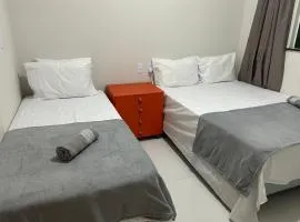 Beira do rio com píer e piscina