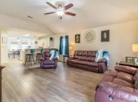 Spacious Bandera Family Fun House with King bed
