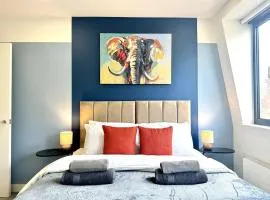 Contemporary Designer 2 Bed Apartment, Free Parking, Gym, Yoga & Cinema Room