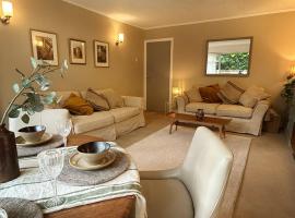 New! Peaceful South facing Garden Westminster Park, ξενοδοχείο σε Hough Green