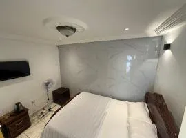 Luxury Villa AC Ensuite Room 8