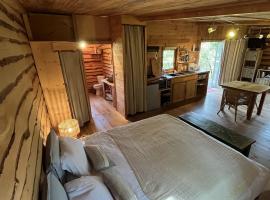 Le Mas d'Ang&egrave;le, chalet in Saint-Chamarand