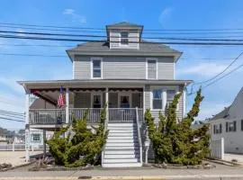3 Bedroom 2 bath Beach House condo- 10 houses from the beach walk to the beach