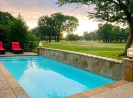 Golfers' Paradise 3BR Single House with Private Pool & Golf Course View- Man Gated, Marina in Lake Conroe, Tennis courts & Gym Access、モンゴメリーのヴィラ