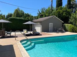 Northridge 3BR 2BA Home with Pool on a Tree-Lined street, Close to CSUN, Hotel in Northridge