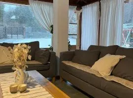 QUIME CHE. Casa con jardín, parrilla y cochera.