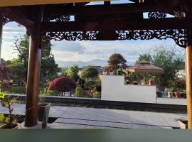 Pǔ Lodge- Simple Mountain Artisan Retreat, Hotel in Jianchuan