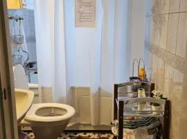 Room B - Single bedroom - B&B - shared with others - not private - hostel