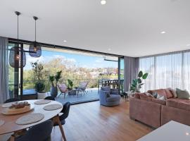 302 Penthouse Portarlington Waterfront Luxury sleeping 6 3 Queen Bedrooms 2 bathrooms Private Terrace Aircon and Heating, hotel in Portarlington