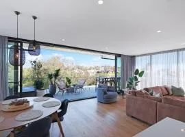 302 Penthouse Portarlington Waterfront Luxury sleeping 6 3 Queen Bedrooms 2 bathrooms Private Terrace Aircon and Heating