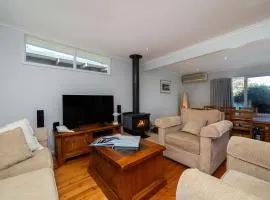 Hilltop Cottage - Beachside Escape with Fireplace