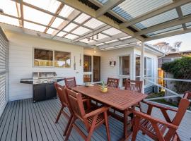 Hilltop Cottage - Beachside Escape with Fireplace, hotel en Blairgowrie