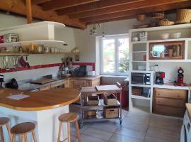 Groovy Room - Gîte les Zazous, hostel in Lormes