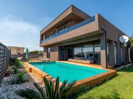 Villa Luxy Luy, hotel in Loborika