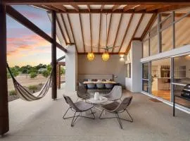Amaroo - Luxe Hinterland Three-bedroom Farmhouse with Studio